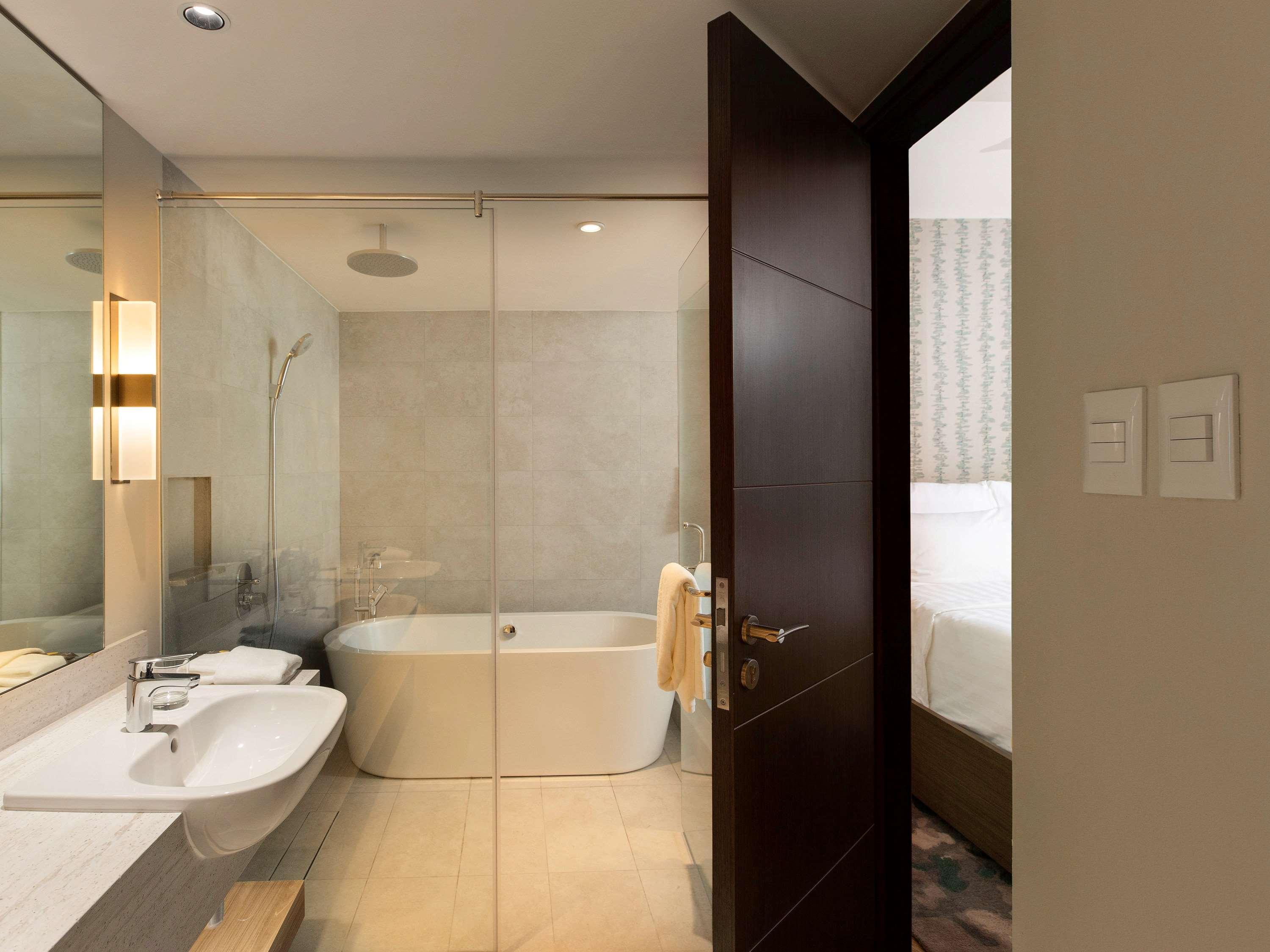 Novotel Suites Manila At Acqua Mandaluyong Екстериор снимка