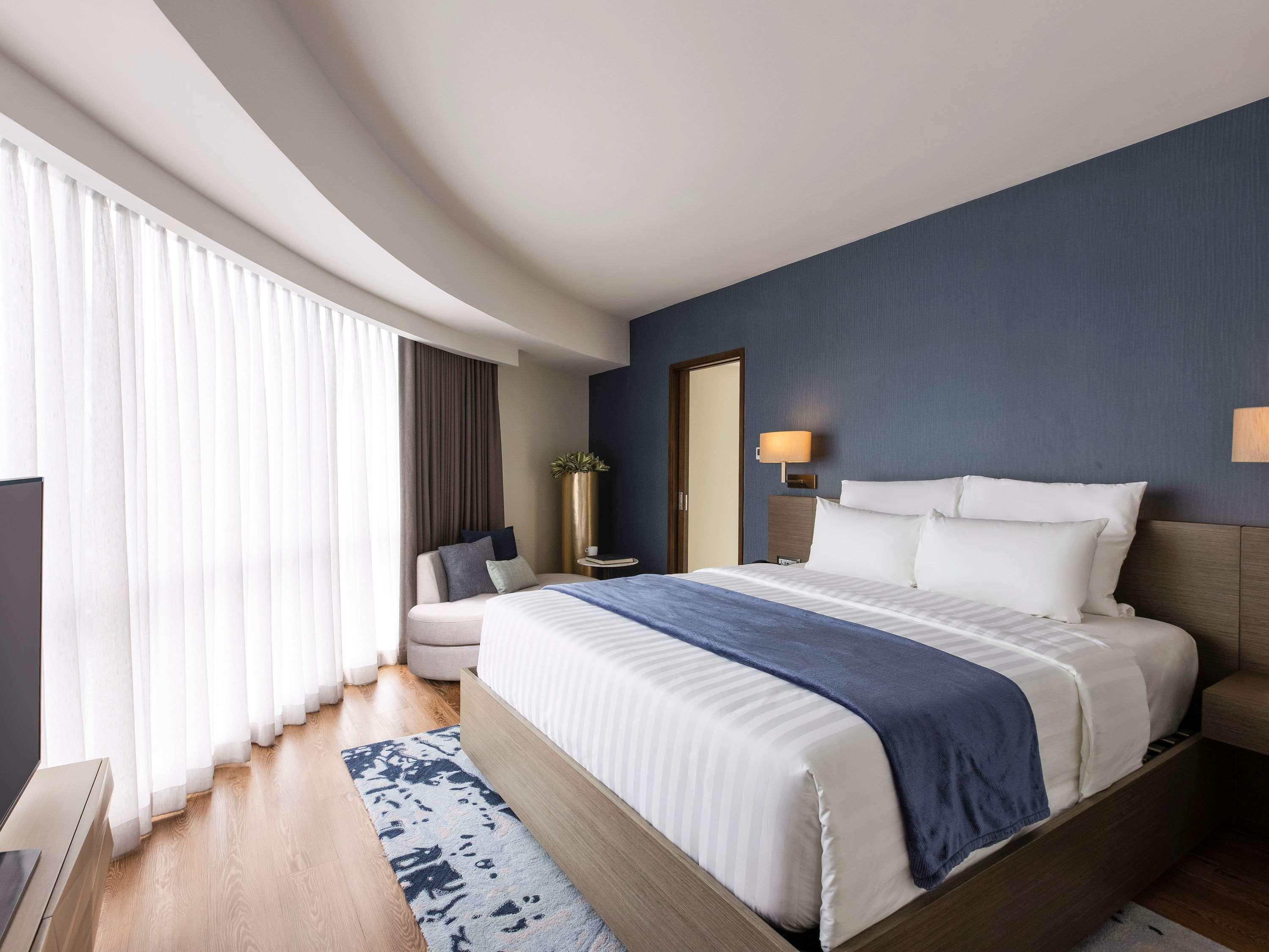 Novotel Suites Manila At Acqua Mandaluyong Екстериор снимка