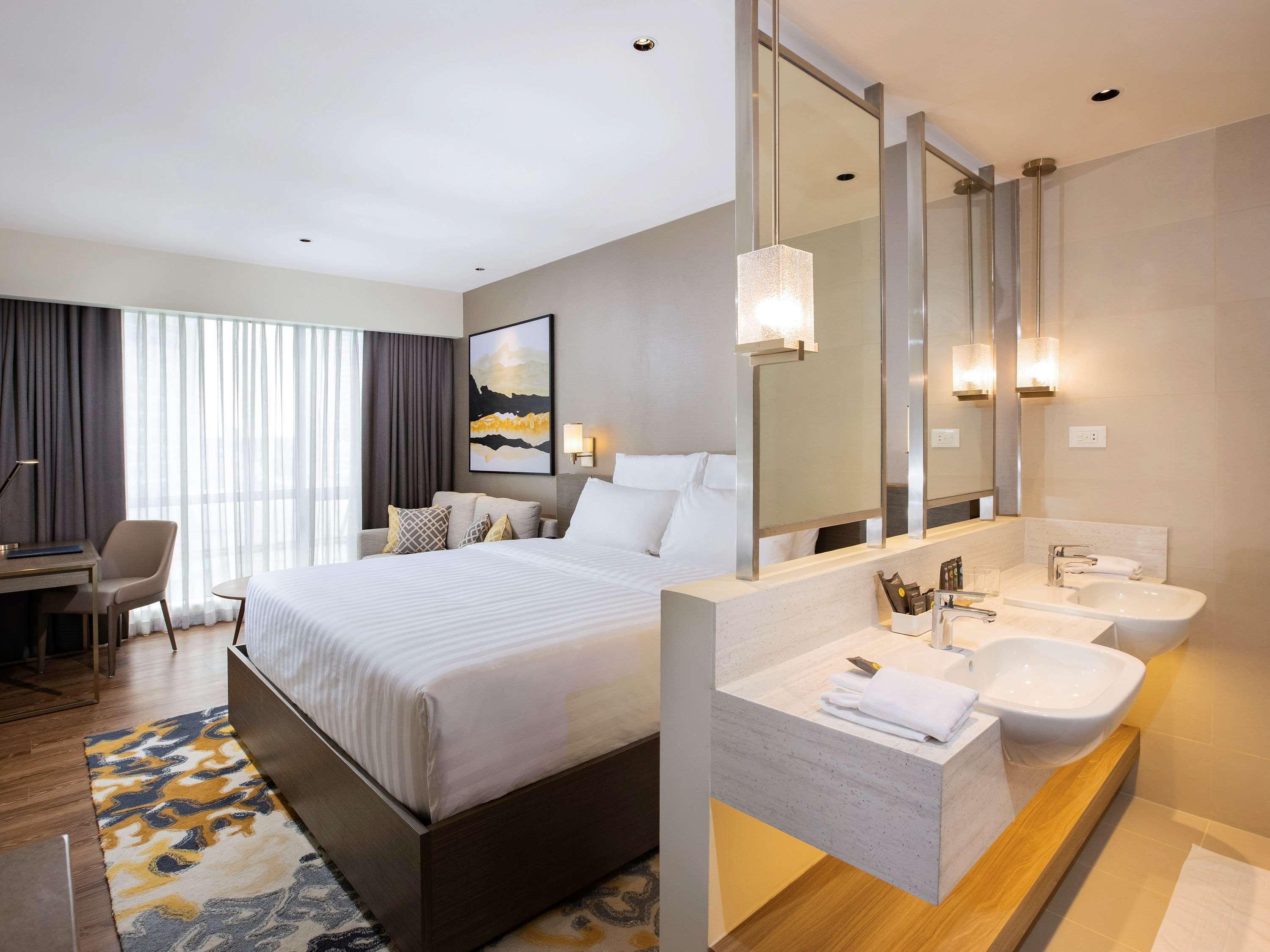 Novotel Suites Manila At Acqua Mandaluyong Екстериор снимка
