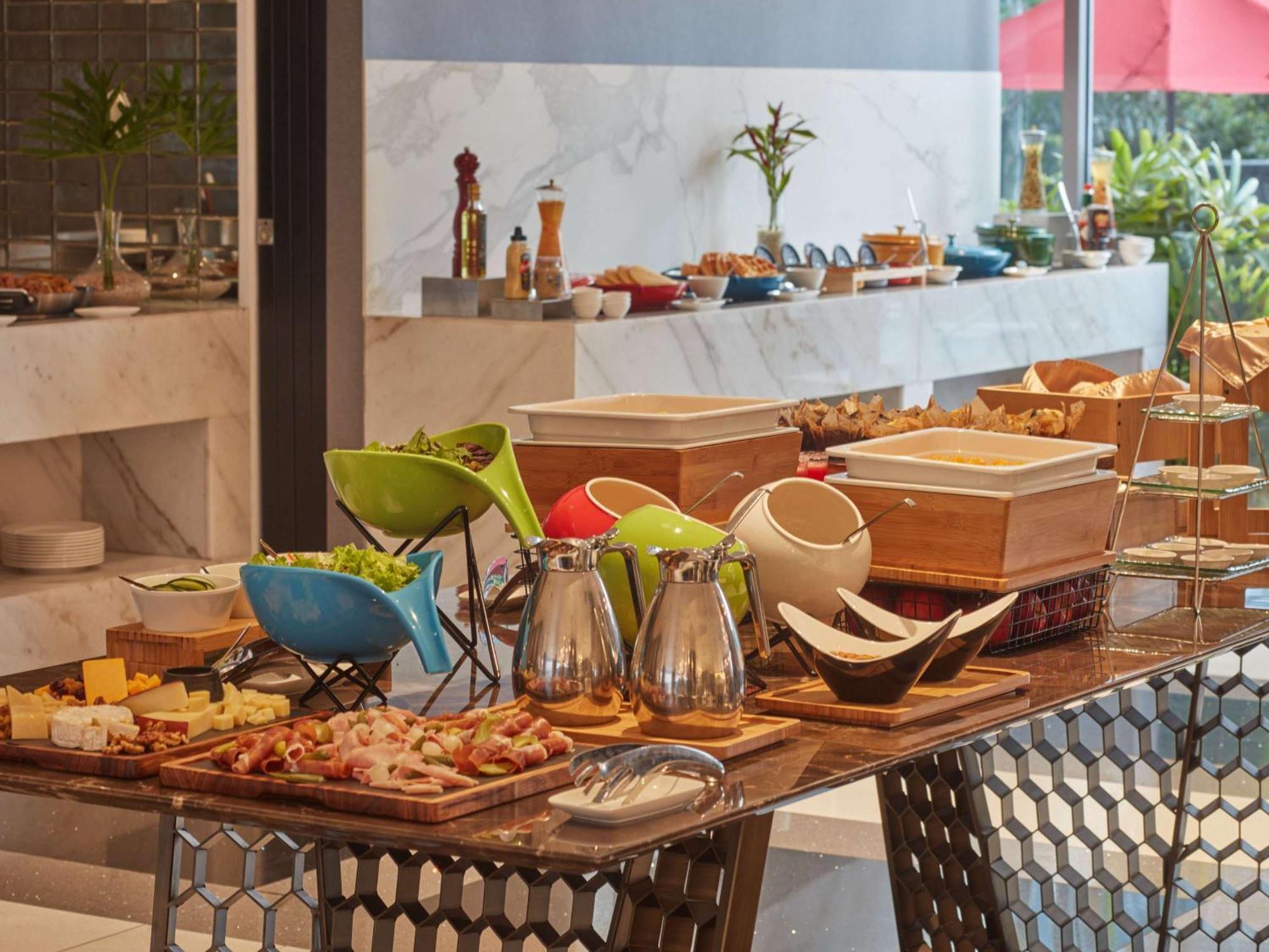 Novotel Suites Manila At Acqua Mandaluyong Екстериор снимка