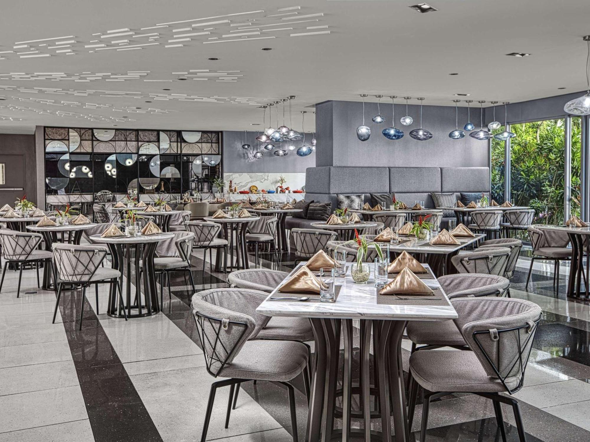 Novotel Suites Manila At Acqua Mandaluyong Екстериор снимка