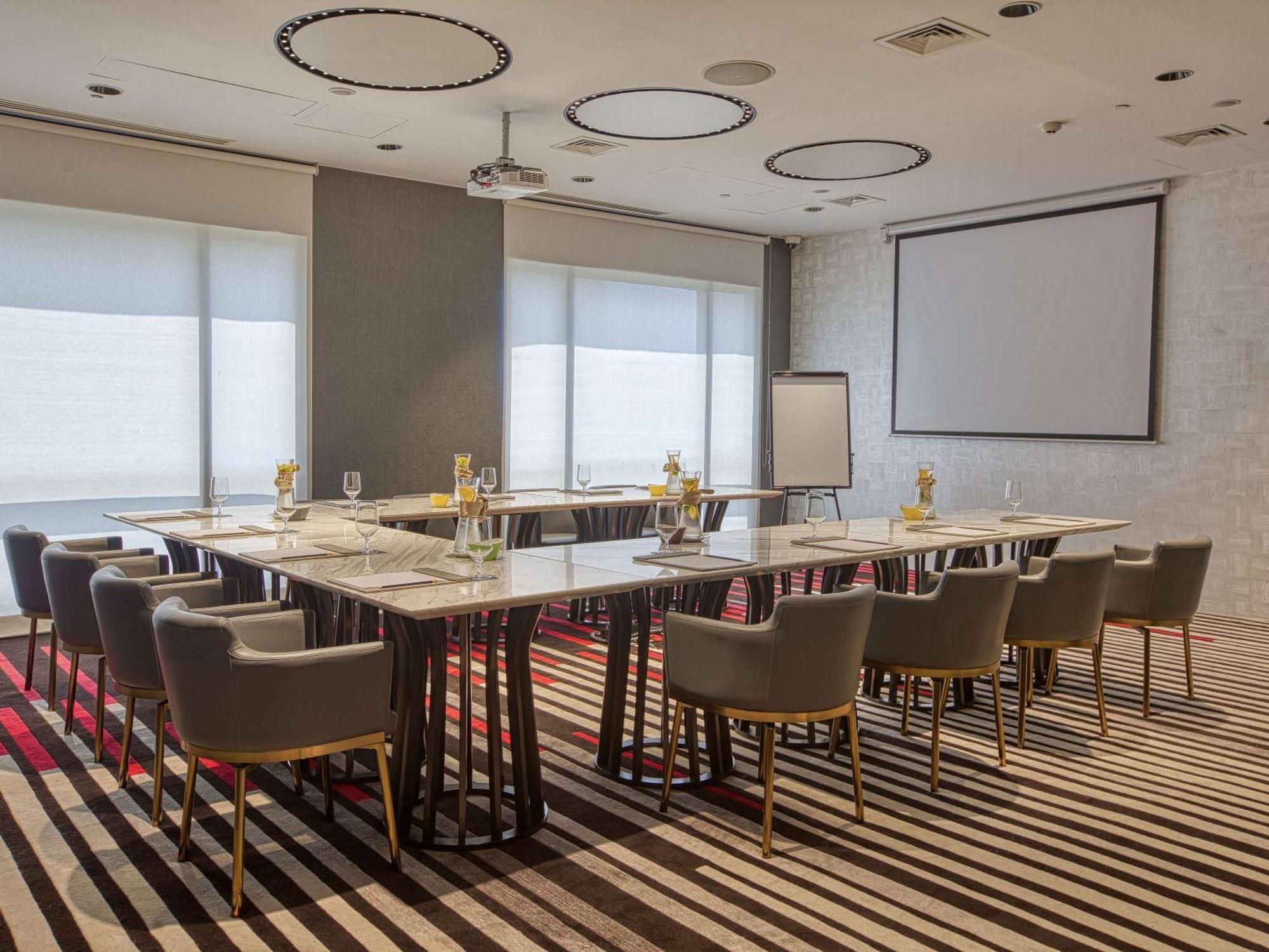 Novotel Suites Manila At Acqua Mandaluyong Екстериор снимка