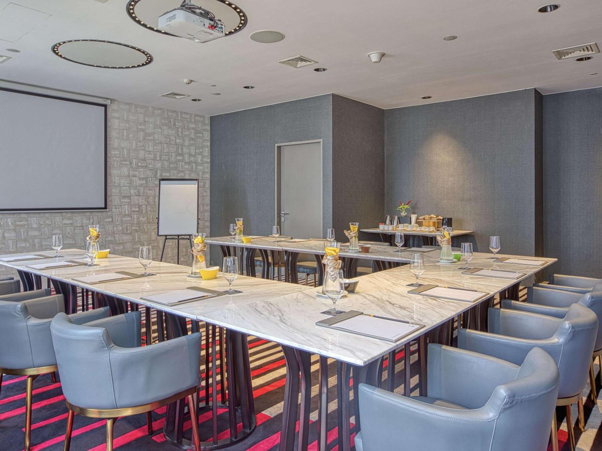 Novotel Suites Manila At Acqua Mandaluyong Екстериор снимка