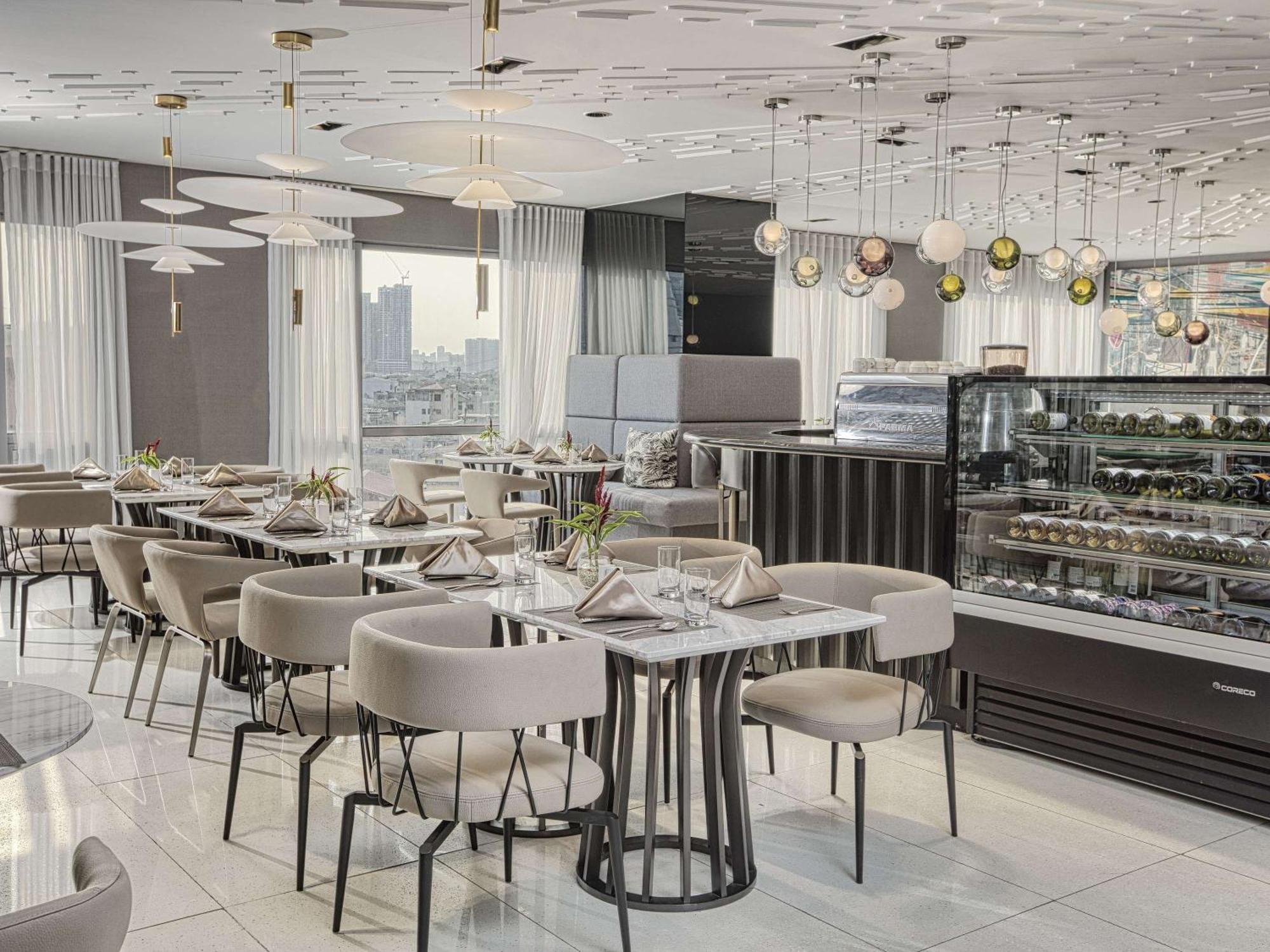 Novotel Suites Manila At Acqua Mandaluyong Екстериор снимка