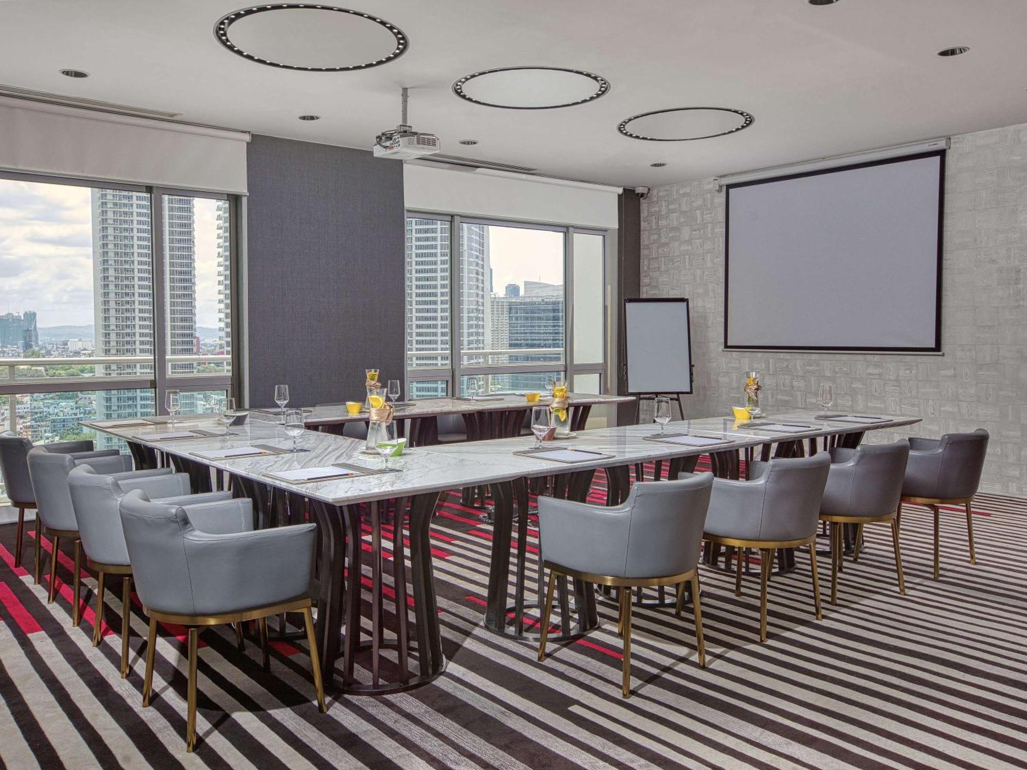Novotel Suites Manila At Acqua Mandaluyong Екстериор снимка