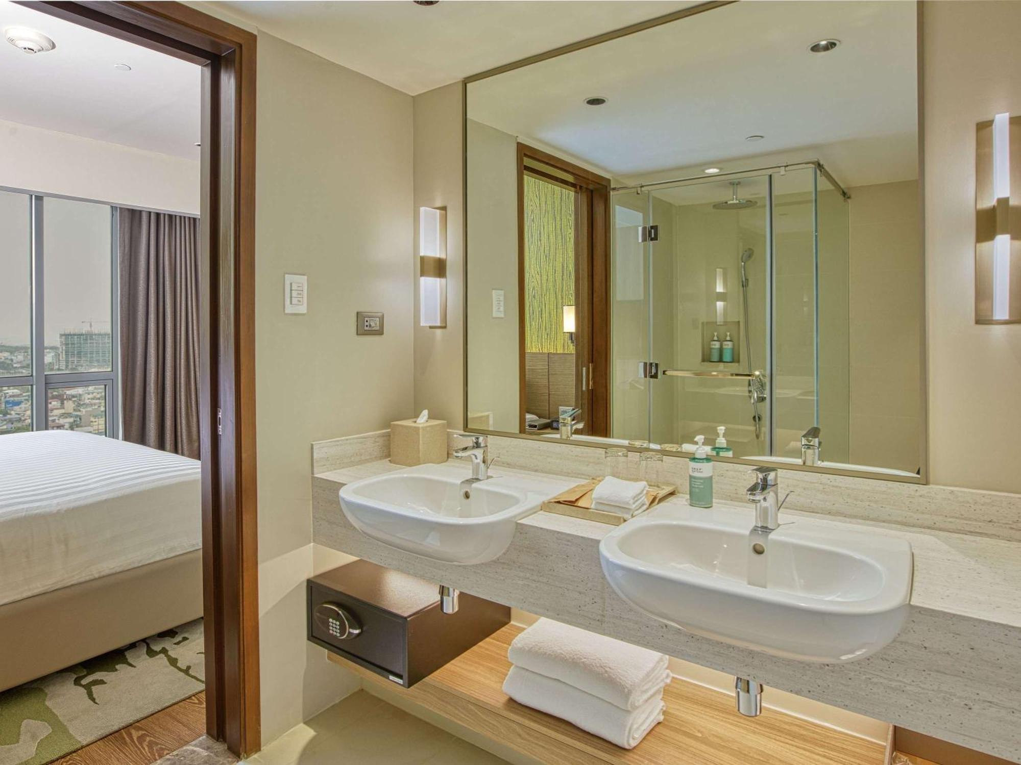 Novotel Suites Manila At Acqua Mandaluyong Екстериор снимка