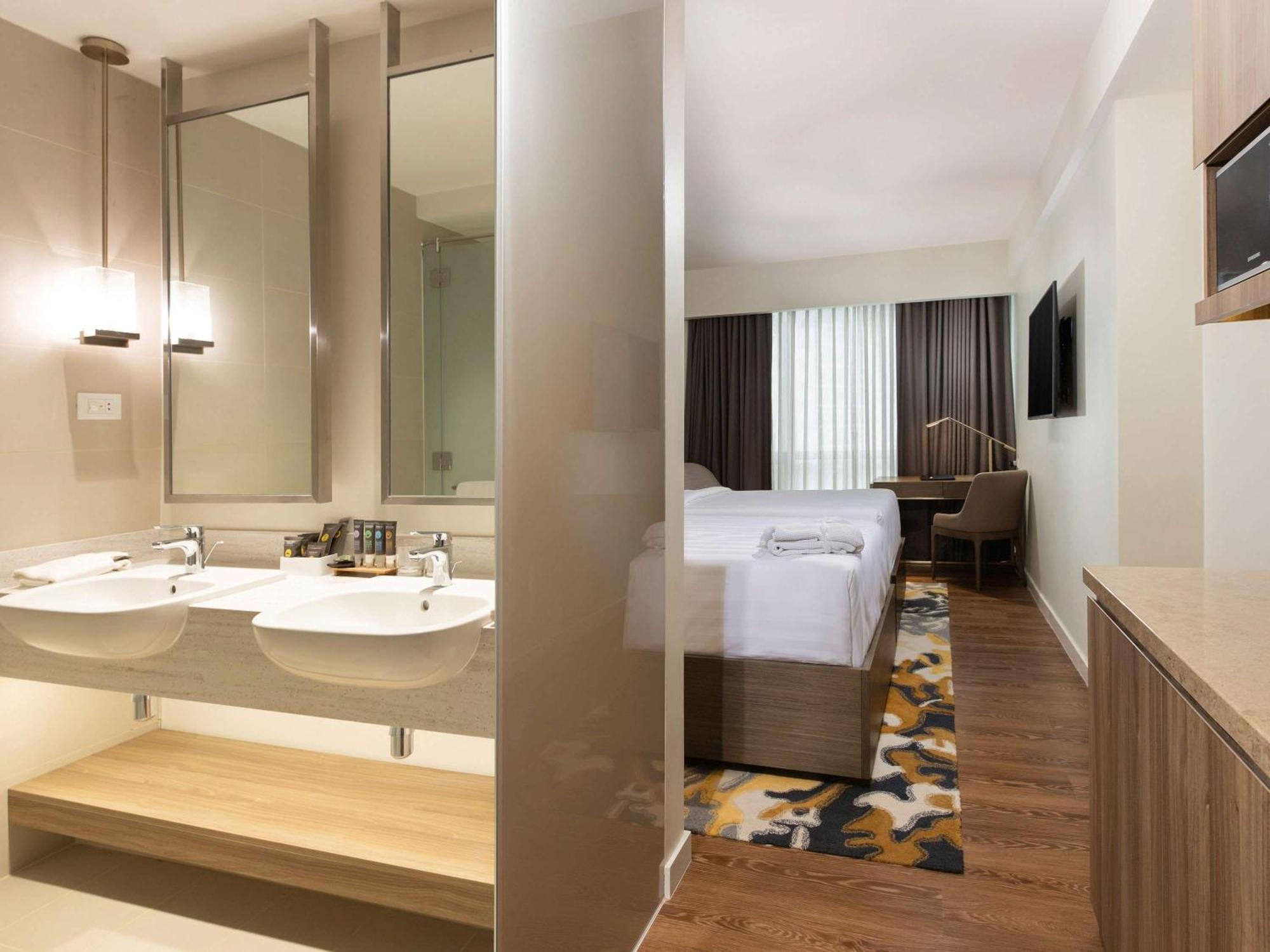 Novotel Suites Manila At Acqua Mandaluyong Екстериор снимка
