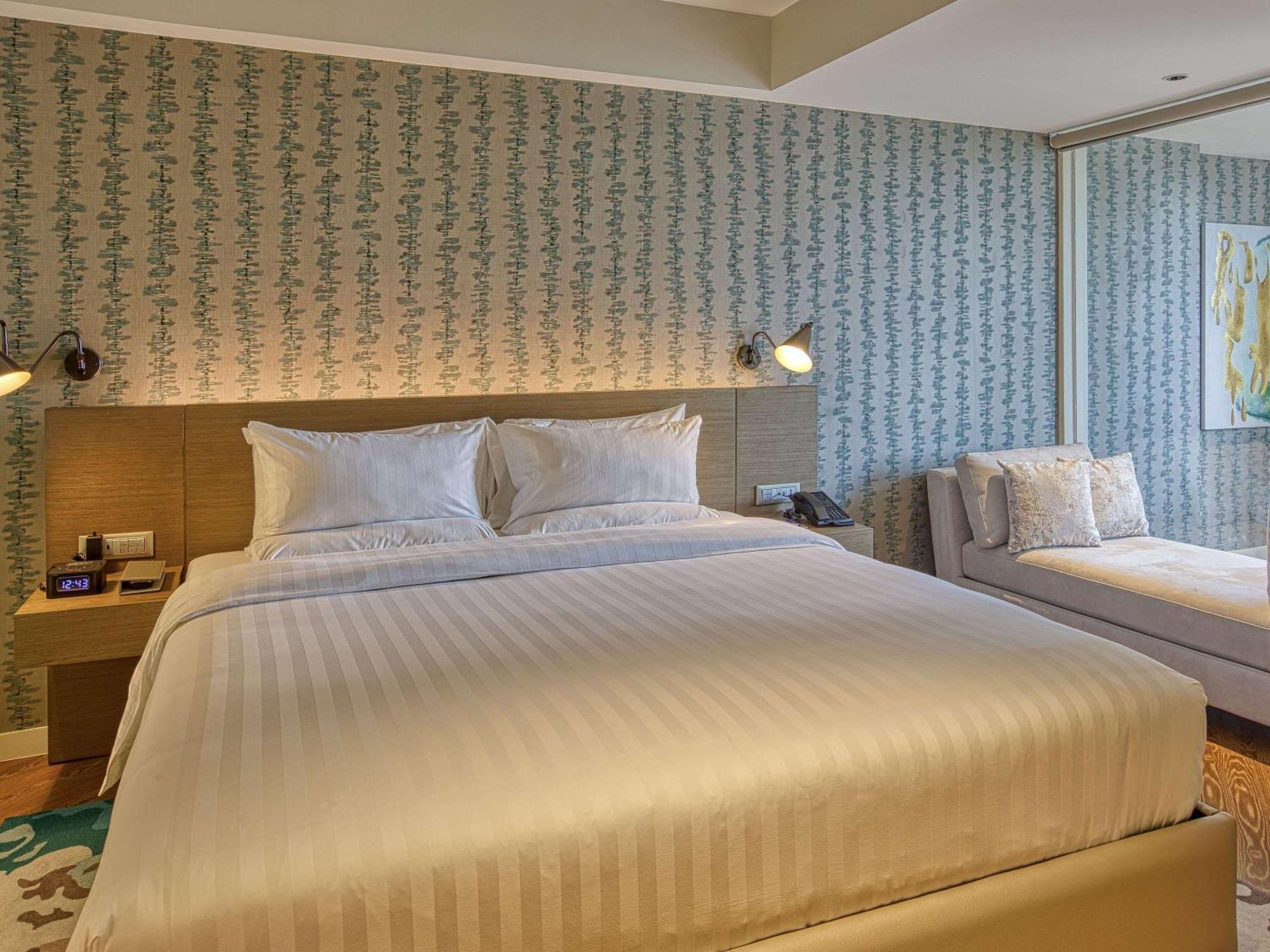 Novotel Suites Manila At Acqua Mandaluyong Екстериор снимка