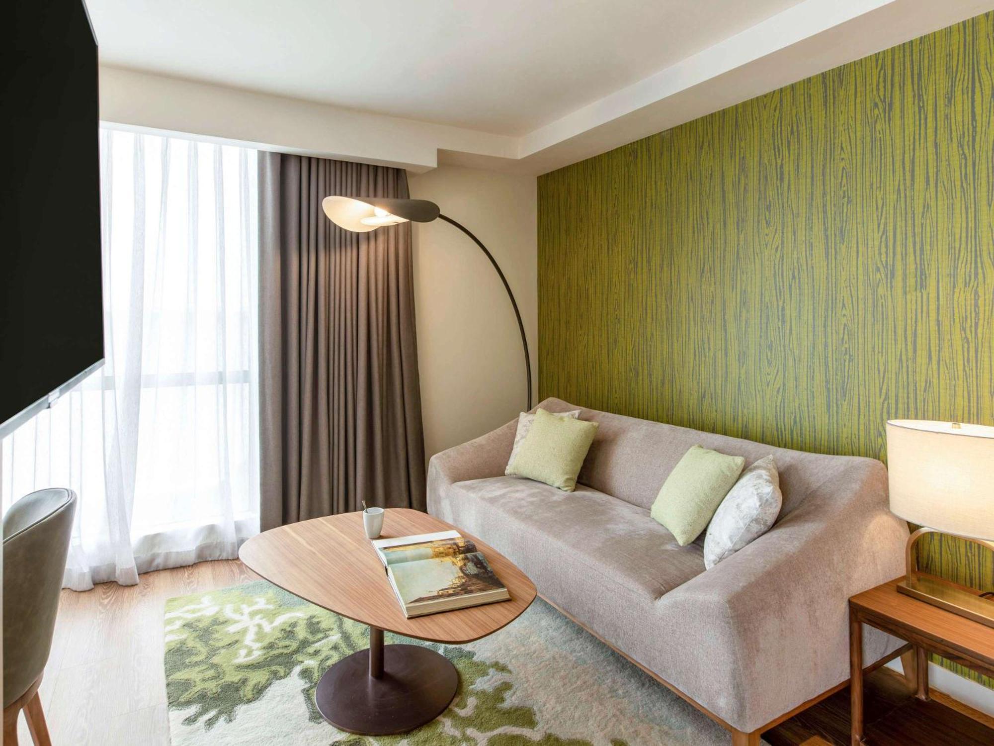 Novotel Suites Manila At Acqua Mandaluyong Екстериор снимка