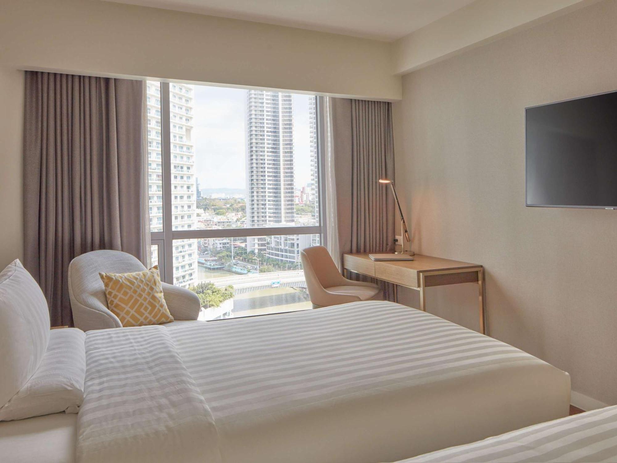 Novotel Suites Manila At Acqua Mandaluyong Екстериор снимка