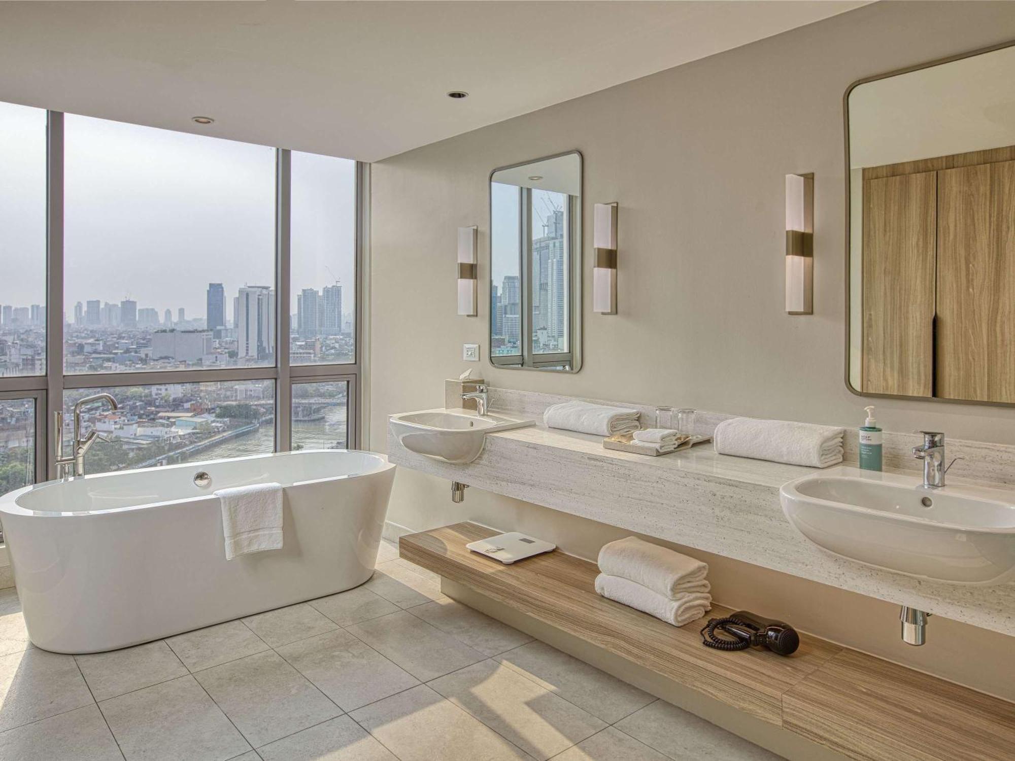 Novotel Suites Manila At Acqua Mandaluyong Екстериор снимка