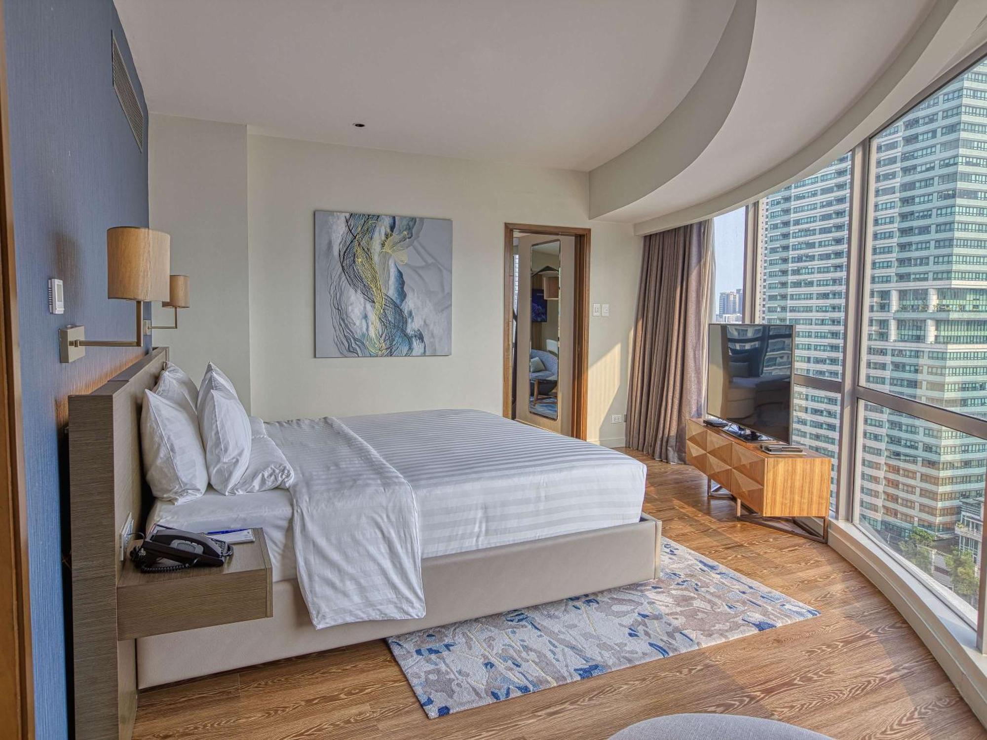 Novotel Suites Manila At Acqua Mandaluyong Екстериор снимка